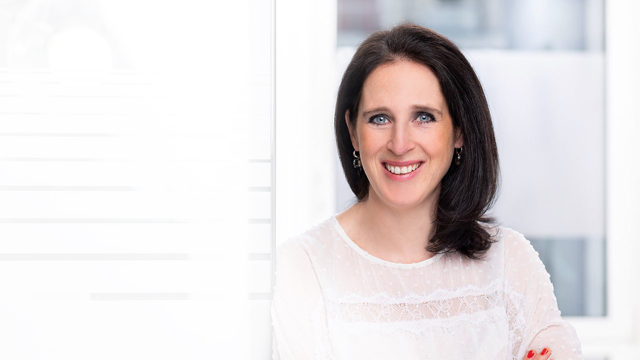 Portrait von Dr. Kristina von Schilcher, Fachärztin für Dermatologie, lächelnd in ihrer Praxis
